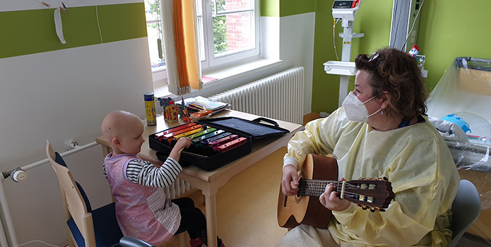 Musiktherapie bei krebskranken Kindern im Elternhaus	